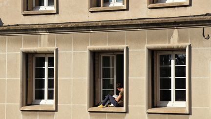 Un étudiant installé sur le rebord de sa fenêtre, à Valence (Drôme), pendant le confinement. (FRANCE BLEU DRÔME-ARDÈCHE)