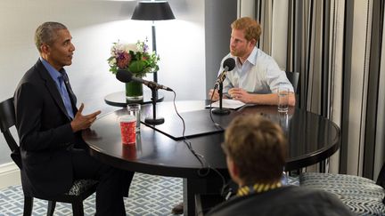 Barack Obama et le prince Harry, lors d'une interview réalisée en septembre et diffusée mercredi 27 décembre 2017.&nbsp; (HO / THE OBAMA FOUNDATION)