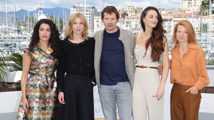 Sabrina Ouazani, Clémence Poésy, Pierre Deladonchamps, Charlotte Le Bon et Mélanie Thierry (de gauche à droite) au photocall du 71e festival de Cannes, le 15 mai 2018. (JEAN-MARC HAEDRICH / SIPA)