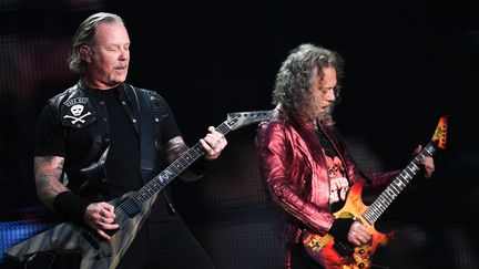 Le chanteur et guitariste James Hetfield (à g.) et le guitariste Kirk Hammet (à dr.), lors d'un concert au stade Luzhniki, à Moscou (Russie), le 21 juillet 2019.&nbsp; (VLADIMIR ASTAPKOVICH / SPUTNIK / AFP)