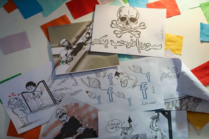 Des dessins de l'artiste syrienne Amani al-Ali tradusiant le quotidien d'Idleb.&nbsp; (OMAR HAJ KADOUR / AFP)