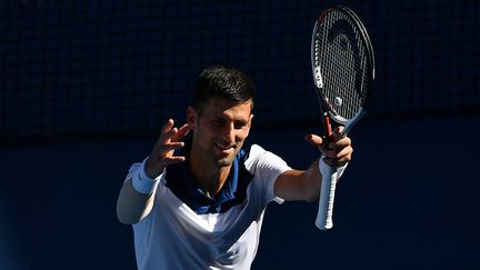 L'ancien N.1 mondial, Novak Djokovic, remercie le public (GREG WOOD / AFP)