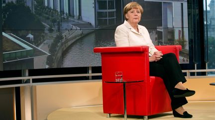 La chanceli&egrave;re allemande Angela Merkel, sur le plateau de la cha&icirc;ne de t&eacute;l&eacute;vision ARD, le 19 juillet 2015. (J?RG CARSTENSEN / DPA)