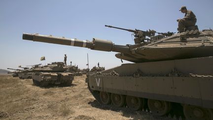 Un soldat isra&eacute;lien est assis sur un tank lors d'un exercice dans la partie occup&eacute;e par Isra&euml;l du plateau du Golan, le 17 juin 2015. (BAZ RATNER / REUTERS)