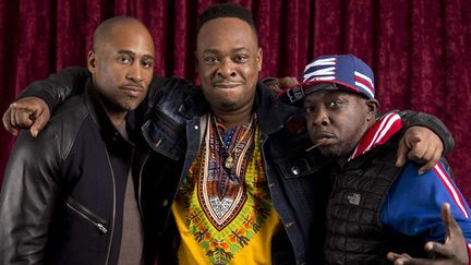 Trois membres de A Tribe Called Quest posent ensemble : Ali Shaheed Muhammad, Jarobi White et le regretté Malik Isaac Taylor alias Phife Dawg, le 12 novembre 2015 à New York
 (Brian Ach / AP / Sipa)