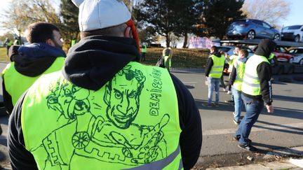 Conséquence ? Emmanuel Macron est parfois décrit comme l'empereur Jules César, auquel il faudrait résister. En témoigne ce dessin sur le dos d'un "gilet jaune" de Béthune (Pas-de-Calais), le 17 novembre 2018. (MAXPPP)