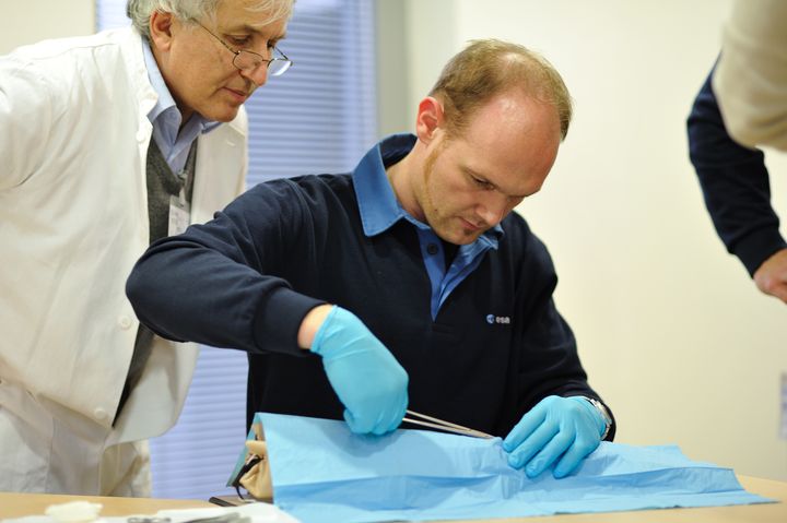 L'astronaute allemand Alexander Gerst supervisé par le médecin français Bernard Comet lors d'un cours pratique de la formation aux premiers secours, en janvier 2010, à Cologne (Allemagne). (ESA - D. BAUMBACH)