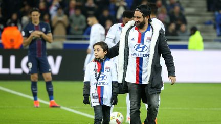 L'animateur télé Cyril Hanouna, avec un fan, lors d'une rencontre OL-PSG à Lyon, le 27 novembre 2016. (GETTY IMAGES)