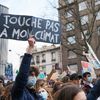 Un jeune homme brandit une pancarte "Touche pas à mon climat" dans une manifestation, à Paris, le 19 mars 2021.&nbsp; (MYRIAM TIRLER / HANS LUCAS / AFP)