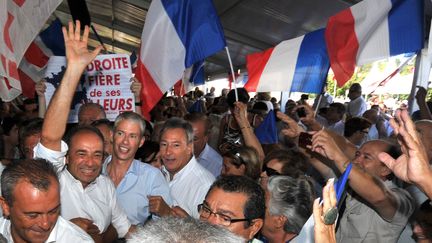 Jean-Fran&ccedil;ois Cop&eacute; fend la foule &agrave; son arriv&eacute;e &agrave; Ch&acirc;teaurenard (Bouches-du-Rh&ocirc;ne), le 26 ao&ucirc;t 2012. (GERARD JULIEN / AFP)