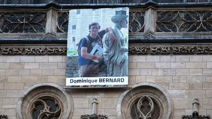 Le portrait de Dominique Bernard est affiché sur la mairie d'Arras (Pas-de-Calais), le 19 octobre 2023. (FRANCOIS LO PRESTI / AFP)