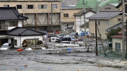 Le tsunami post-séisme à Kensennuma, au nord du japon, vendredi 11 mars 2011. (AFP - Yomiuri Shimbun)