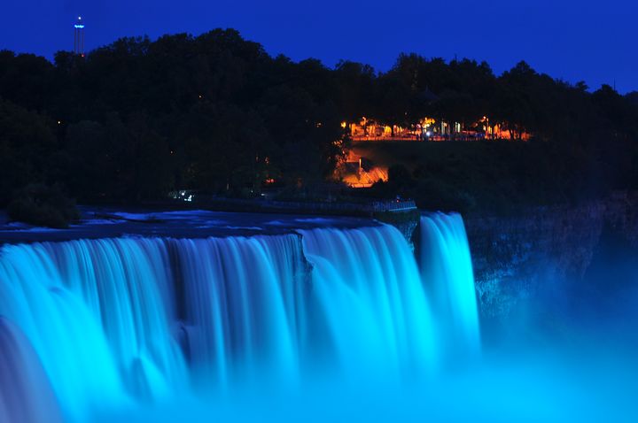 Les chutes du Niagara (Etats-Unis) ont &eacute;t&eacute; illumin&eacute;es de bleu &agrave; l'annonce de la naissance du Royal Baby, un gar&ccedil;on, le 22 juillet 2013.&nbsp; (JOHN NORMILE / GETTY IMAGES NORTH AMERICA)