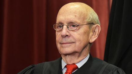 Le juge de la Cour suprême des Etats-Unis Stephen Breyer est pris en photo à Washington, le 30 novembre 2018. (MANDEL NGAN / AFP)