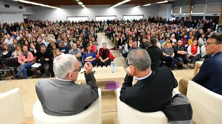 L'Agence régionale de santé a organisé une réunion publique le 4 avril 2019 après la révélation de 12 cas de cancers pédiatriques dans le secteur de Sainte-Pazanne (Loire-Atlantique).&nbsp; (FRANCK DUBRAY / MAXPPP)