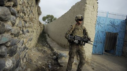 Deux soldats de l'Otan ont &eacute;t&eacute; tu&eacute;s par un militaire afghan, le 27 ao&ucirc;t 2012. Ici, un militaire am&eacute;ricain de la force internationale de l'Otan (Isaf) en patrouille dans l'est de l'Afghanistan, le 4 ao&ucirc;t dernier. (JOSE CABEZAS / AFP)