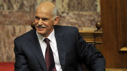 Le Premier ministre grec George Papandreou apr&egrave;s le vote de confiance accord&eacute; par le parlement &agrave; son gouvernement le 4 novembre 2011. (LOUISA GOULIAMAKI / AFP)