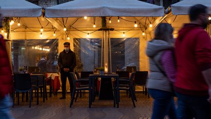 Une terrasse de restaurant sur la Rambla, célèbre avenue de Barcelone (Espagne), le 15 janvier 2022. (DAVIDE BONALDO / CONTROLUCE VIA AFP)