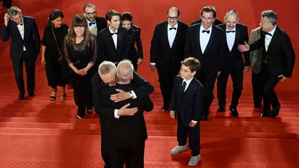 Marco Bellocchio est accueilli par Thierry Fremaux, délégué général du festival de Cannes, lors de la montée des marches. (ANTONIN THUILLIER / AFP)