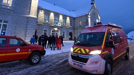 Des pompiers et des secouristes devant la mairie de&nbsp;Mignovillard (Jura) après la disparition d'un avion de chasse, le 9 janvier 2019. (FABRICE COFFRINI / AFP)