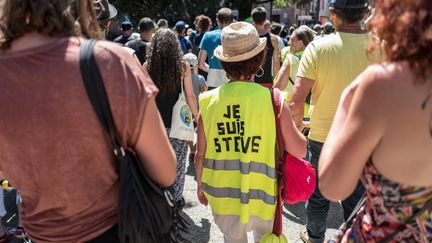 Une "gilet jaune" porte une veste "Je suis Steve", le 3 juillet 2019 à Toulouse (FR?D?RIC SCHEIBER / HANS LUCAS)