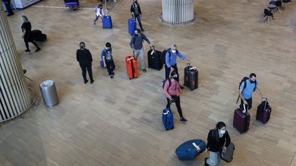 Des touristes vaccinés arrivent à l'aéroport Ben Gourion, en Israël, le 23 mai 2021. (JACK GUEZ / AFP)