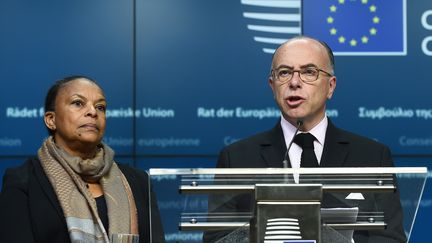 Bernard Cazeneuve et&nbsp;Christiane Taubira&nbsp;devant la presse à Bruxelles le 20 novembre&nbsp;2015.  (EMMANUEL DUNAND / AFP)