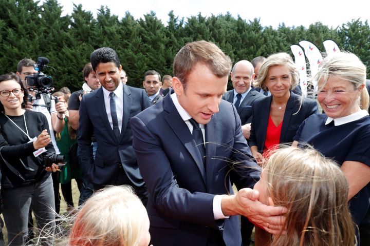 Nasser Al-Khelaïfi accompagne Emmanuel Macron, lors d'un déplacement dans un centre de vacances des Yvelines, le 3 août 2017, à Moisson. (PHILIPPE WOJAZER / AFP)