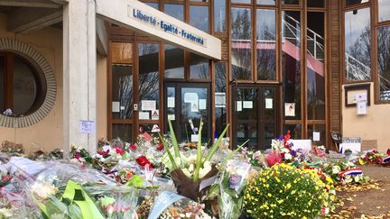 Après les fleurs, les messages et les bougies en hommage Samuel Paty, une statue à l'effigie du professeur sera érigée au collège du Bois-d'Aulne à Conflans-Sainte-Honorine. (ALICE KACHANER / FRANCE-INFO)