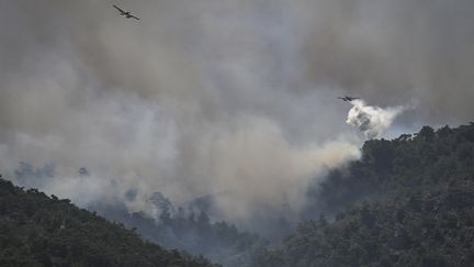 Planes respond to the fires affecting the island of Rhodes, Greece, on July 24, 2023. (SPYROS BAKALIS / AFP)