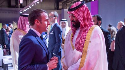 Le président Emmanuel Macron (à gauche) avec le prince héritier saoudien, Mohammed ben Salmane, au sommet du G20 en Argentine le 30 novembre 2018. (BANDAR ALGALOUD / SAUDI KINGDOM  / AFP)