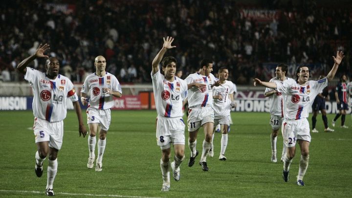 Les Lyonnais célèbrent leur cinquième titre de champion de France, le 16 avril 2006, sur la pelouse du Parc des Princes. (AFP)