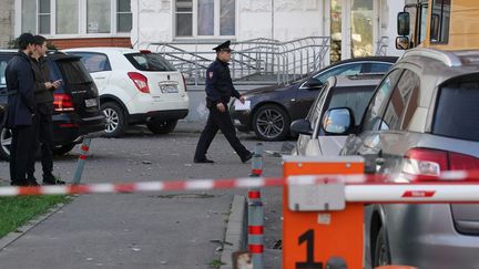 Un policier sur le lieu d'une attaque de drone à Krasnogorsk, près de Moscou (Russie), le 22 août 2023. (STRINGER / AFP)