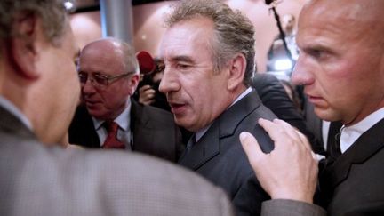 François Bayrou réconforté hier soir (BERTRAND LANGLOIS / AFP)