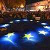 Des manifestants éclairent un drapeau de l'UE lors d'un rassemblement organisé le 20 octobre 2024 à Tbilissi, une semaine avant des élections cruciales pour l'avenir de la Géorgie. (VANO SHLAMOV / AFP)