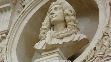 Buste de Molière sur la façade du théâtre à l'italienne de Cherbourg (Manche). (PIERRE COQUELIN / RADIO FRANCE)