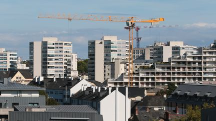 Une grue dans une rue de Rennes (Ille-et-Vilaine), le 23 septembre 2022. (LIONEL LE SAUX / MAXPPP)