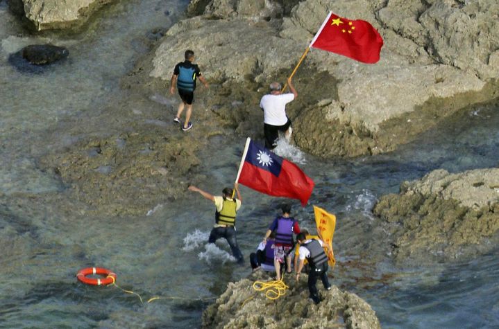 Des nationalistes chinois et ta&iuml;wanais d&eacute;barquent sur une &icirc;le de Senkaku/Diaoyu, pour y planter leurs drapeaux, mercredi 15 ao&ucirc;t 2012. (YOMIURI SHIMBUN / AFP)