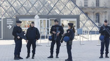 Des policiers devant le musée du Louvre, fermé, dimanche
 (Malte Christians / DPA / AFP)