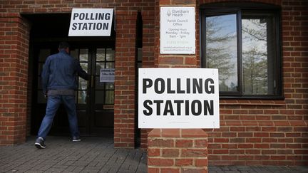 Un Britannique rentre dans un bureau de vote, le 7 mai 2015 &agrave; Elvetham (Royaume-Uni). (ADRIAN DENNIS / AFP)