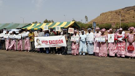 Des&nbsp;Maliennes protestent contre les mutilations génitales féminines à Bamako, en février 2014. (HABIBOU KOUYATE / AFP)