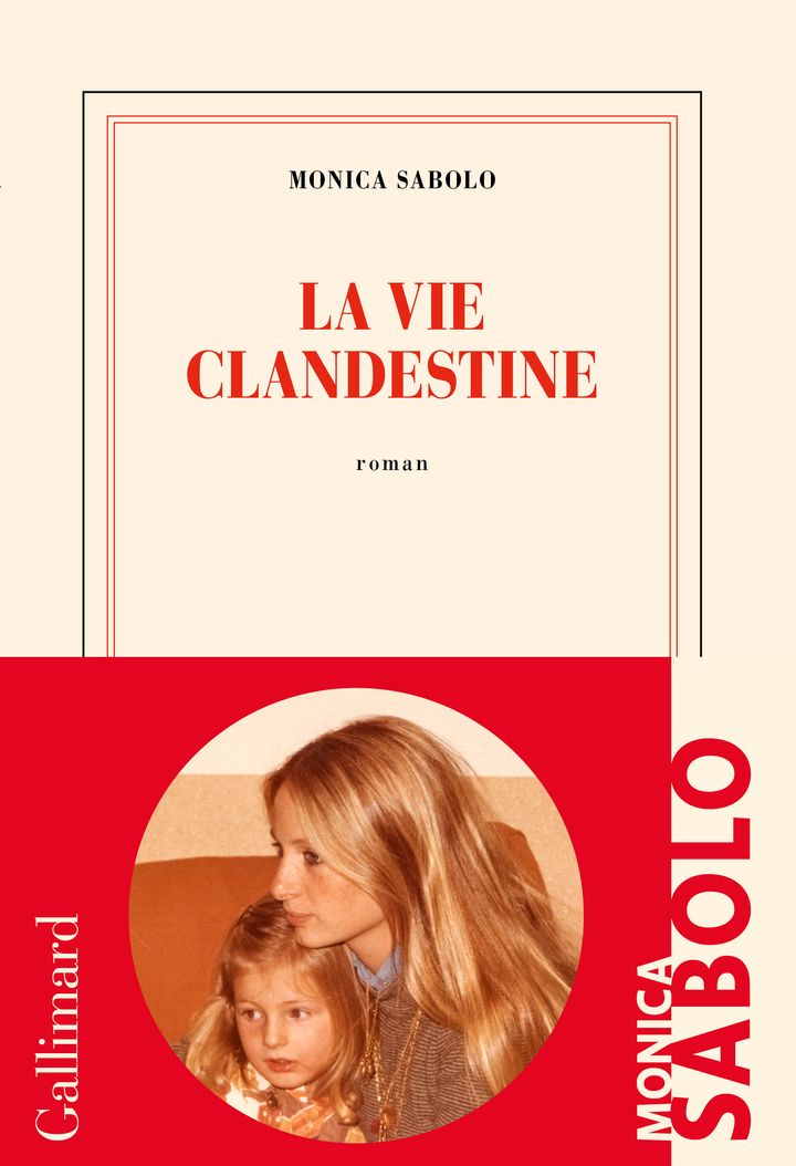 Couverture du roman de Monica Sabolo, "La vie clandestine", août 2022 (GALLIMARD)