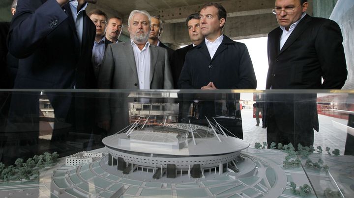 Le Premier ministre russe, Dmitri Medvedev, en visite sur le chantier du stade du Zenit Saint-P&eacute;tersbourg, le 1er septembre 2012.&nbsp; (YEKATERINA SHTURKINA / SIPA)