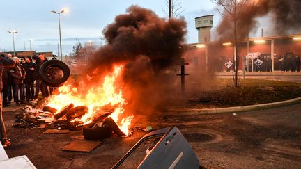 Des surveillants de prison en colère bloquent l'accès à la prison de Vendin-le-Vieil (Pas-de-Calais) le 15 janvier 2018. (DENIS CHARLET / AFP)