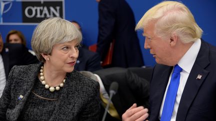 La Première ministre britannique Theresa May et le président américain Donald Trump lors d'un sommet de l'Otan à Bruxelles, le 25 mai 2017. (THIERRY CHARLIER / AFP)