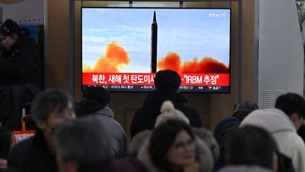 Le tir d'un missile balistique nord-coréen est retransmis à la télévision le 14 janvier 2024 à Séoul, en Corée du Sud. (JUNG YEON-JE / AFP)