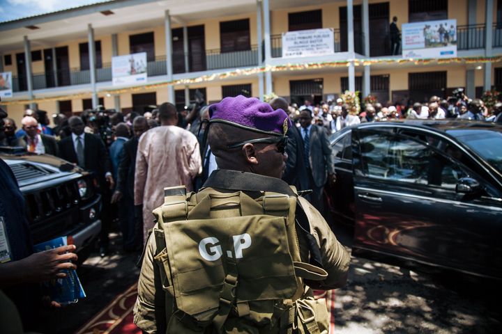 Des membres de la garde présidentielle camerounaise sécurisent la zone alors que le&nbsp;chef de l'Etat sortant, Paul Biya, et son épouse Chantal se préparent à quitter un bureau de vote après avoir voté à Yaoundé le 7 octobre 2018 lors de l'élection présidentielle au Cameroun. (ALEXIS HUGUET / AFP)