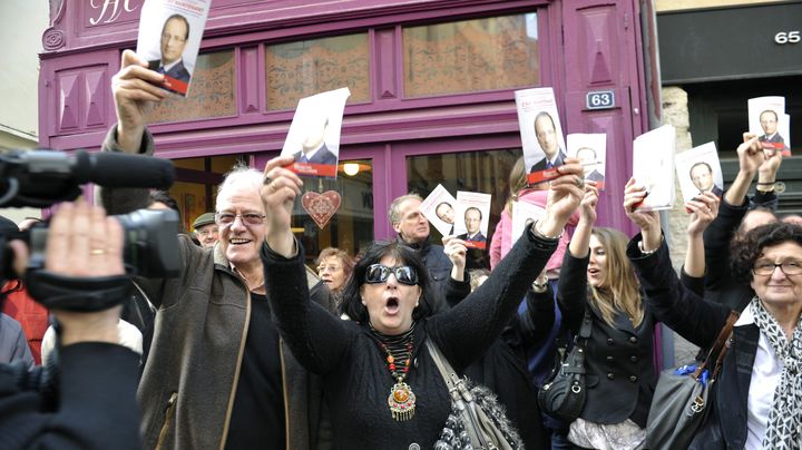 Des partisans de Fran&ccedil;ois Hollande lors de la visite de&nbsp;Nicolas Sarkozy &agrave; Bayonne (Pyr&eacute;n&eacute;es-Atlantiques), le 1er mars 2012. (P.TOHIER / PHOTOMOBILE / AFP)