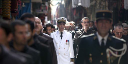 Cérémonie traditionnelle à Jérusalem avec le consul de France se rendant à l'église du Saint Sépulcre. (AHMAD GHARABLI / AFP)