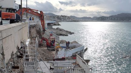 Des cabanons datant de 1920 sont détruits dans l'anse de Maldormé à Marseille, en application de la loi tittoral, en novembre 2016. (BORIS HORVAT / AFP)